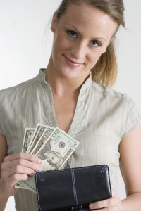 woman taking money out of wallet mujer sacando dinero de la cartera