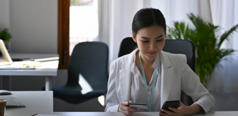 woman paying her credit card in full